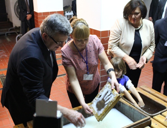 Bronisław Komorowski w Muzeum Papiernictwa