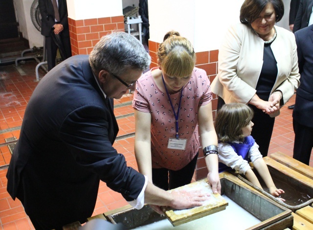 Bronisław Komorowski w Muzeum Papiernictwa