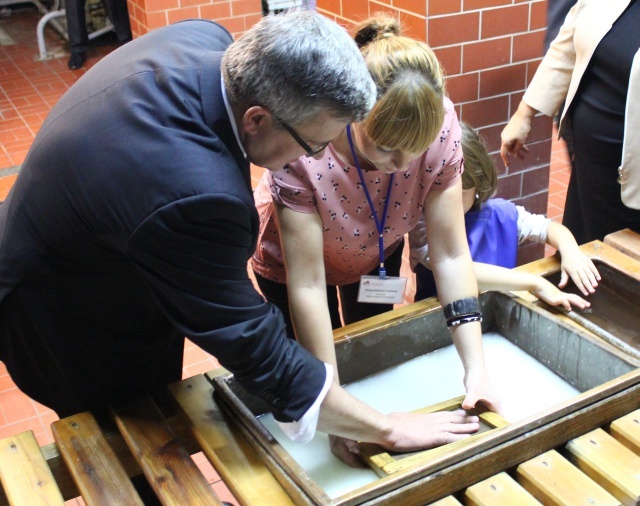 Bronisław Komorowski w Muzeum Papiernictwa