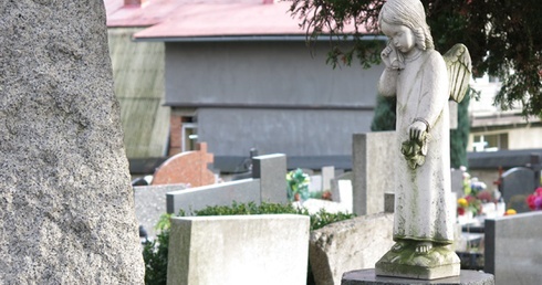 Groby z kamiennymi aniołami