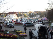 Zapełniony samochodami parking przed cmentarzem na gdańskich Łostowicach