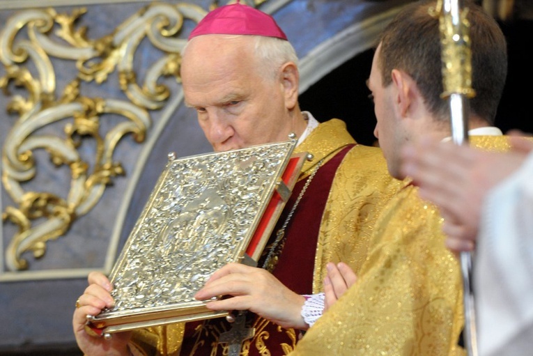 Kandydatura, akolitat i tuniki