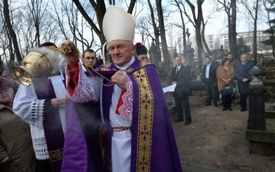 Świętowanie na Powązkach