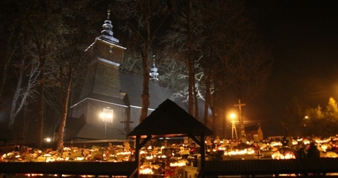 Starowiejska nekropolia rozciąga się na zboczu wzgórza, u stóp zabytkowej świątyni