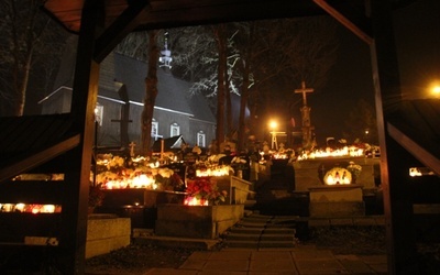 Cmentarz w Starej Wsi - nocą