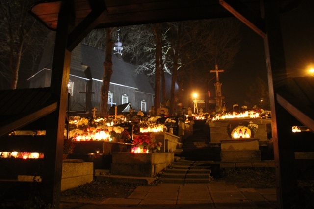 Cmentarz w Starej Wsi - nocą