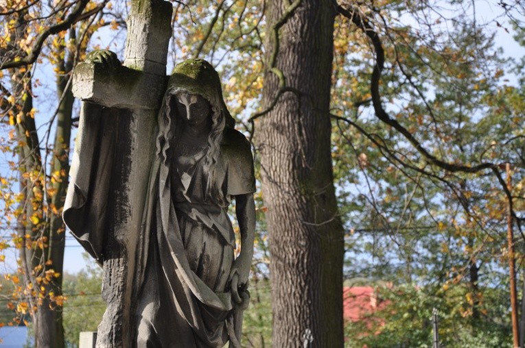 Pomnik nadziei na szczepanowskim cmentarzu