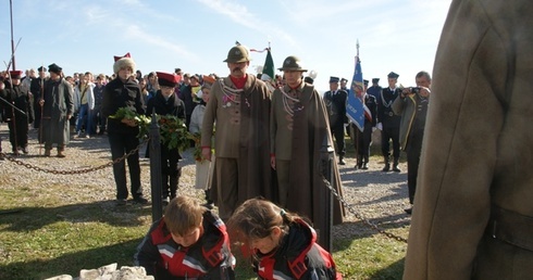 Do Kurhanu Narodwej Pamięci trafiła ziemia z powstańczych mogił
