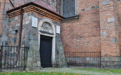Wejście do krypty biskupów płockich znajduje się z tyłu katedry
