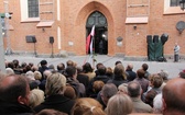 Pogrzeb premiera - przed katedrą