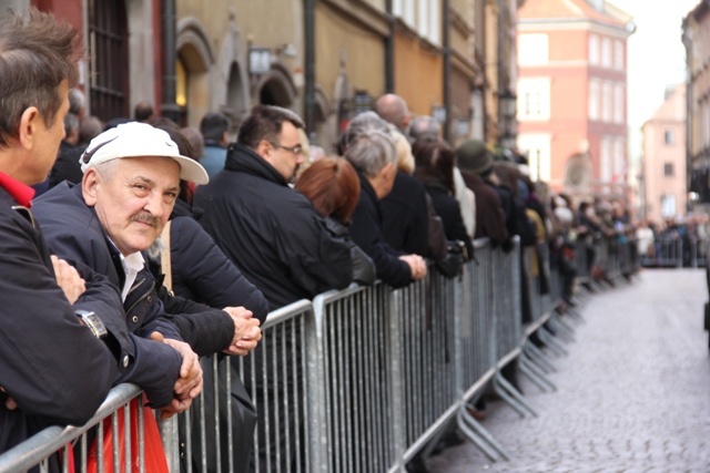 Pogrzeb premiera - przed katedrą