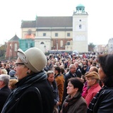 Pogrzeb premiera - przed katedrą
