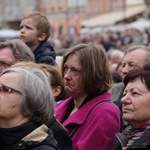 Pogrzeb premiera - przed katedrą