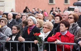 Pogrzeb premiera - przed katedrą