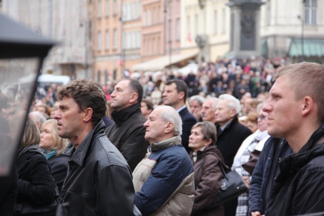 Pogrzeb premiera - przed katedrą