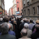 Pogrzeb premiera - przed katedrą