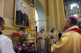 W kościele w Jedlińsku nad chrzcielnicą wisi portret sługi Bożego bp. Piotra Gołębiowskiego