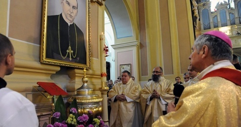 W kościele w Jedlińsku nad chrzcielnicą wisi portret sługi Bożego bp. Piotra Gołębiowskiego