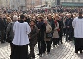 Pogrzeb premiera - przed katedrą