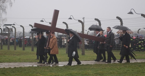 Z krzyżem w strugach deszczu