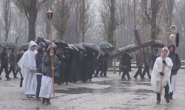 Droga Krzyżowa w byłym KL Birkenau