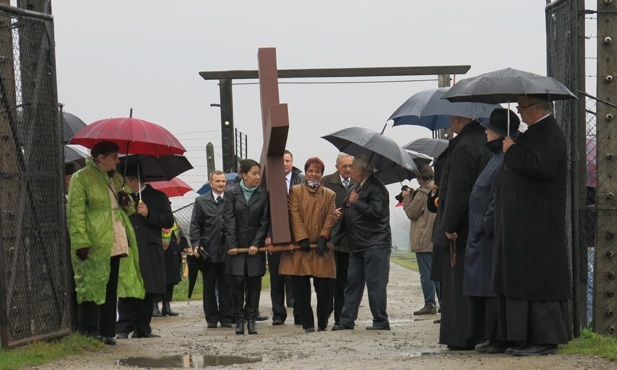 Droga Krzyżowa w byłym KL Birkenau