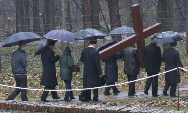 Droga Krzyżowa w byłym KL Birkenau