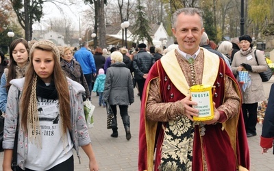 Radny Sławomir Adamiec z Bractwa Kurkowego im. św. Sebastiana w Radomiu kwestował na cmentarzu przy ul. Limanowskiego