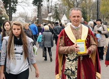 Radny Sławomir Adamiec z Bractwa Kurkowego im. św. Sebastiana w Radomiu kwestował na cmentarzu przy ul. Limanowskiego