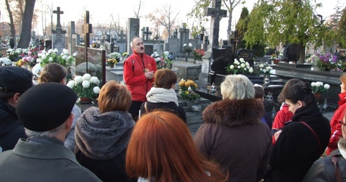 Zdzisław Kryściak oprowadza łowiczan po cmentarzu katedralnym