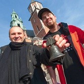 Witold Szczygieł (z repliką dzwonu) i jego przyjaciele dzwonnicy o Zygmuncie mogą opowiadać godzinami 