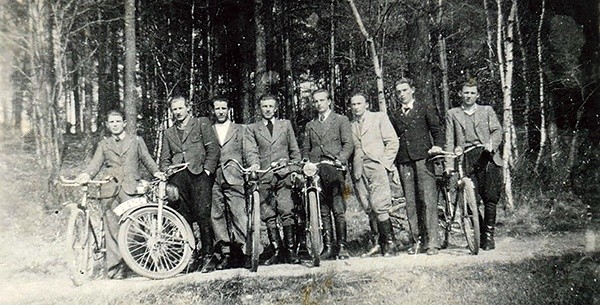 Maj 1946. Żołnierze AK – WiN z Placówki „02” „Las” Rudzica – Mikułowa. Od lewej: Kazimierz Węgrzyn, Kazimierz Kwaśniewski „Monter”, „Ryś”, Jan Bojczuk „Żelazny”, Jan Jankowski „Witek”, Zdzisław Bembnowicz, Bronisław Burek „Jurek”, Michał Uryga „Jarzębina” i Jan Piwowar „Janusz”