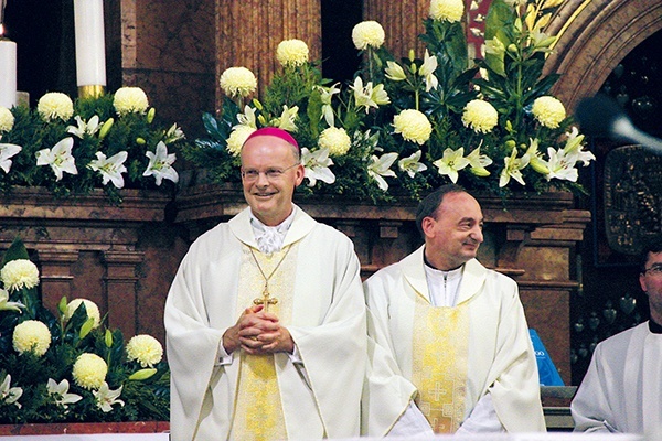  Bp Franz-Josef Overbeck (na pierwszym planie) podczas Mszy św. w Piekarach Śl. 1 listopada