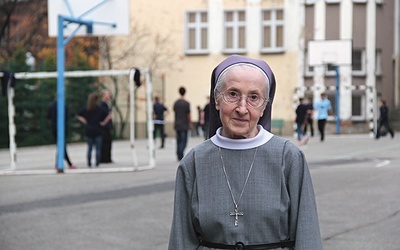  Siostra Benwenuta, świadek grabieży z 1962 roku, na dziedzińcu Zespołu Szkół Urszulańskich w Rybniku