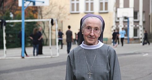  Siostra Benwenuta, świadek grabieży z 1962 roku, na dziedzińcu Zespołu Szkół Urszulańskich w Rybniku