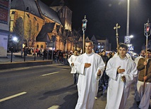  Koszalin. Ponad 300 osób ze świecami lub pochodniami w ręku przeszło ulicami miasta z katedry do kościoła  oo. franciszkanów. Niesiono osiem relikwiarzy