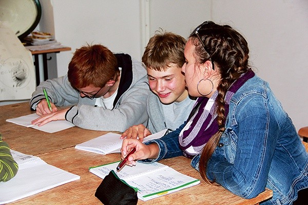 Lekcje włoskiego odbywają się w każdy wtorek. Od lewej: Arek, Marek i Natalia 