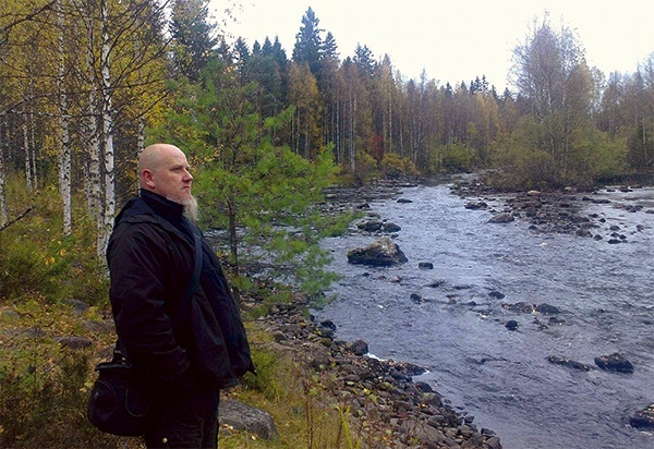 Dariusz Dembiński pochodzi z okolic Świebodzic. Przez kilka miesięcy w roku przebywa w Finlandii, na dalekiej północy. Jest jednym z setek tysięcy Polaków, którzy – by godnie żyć – musieli szukać zatrudnienia poza ojczyzną 