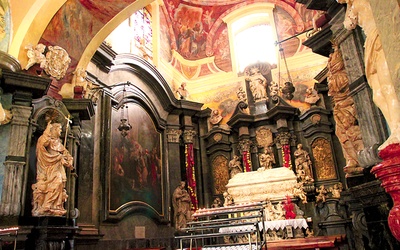W kaplicy przy pl. Dominikańskim zobaczymy m.in. postacie atlantów wyobrażających 4 kontynenty, figury świętych, alegorie Kościoła i cnót charakteryzujących bł. Czesława, sceny biblijne