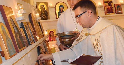  Święcenie ikon, kończące kolejny kurs ikonopisarstwa, przez ks. Marka Konowola