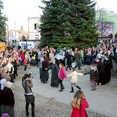  Piknik i zabawa na dziedzińcu parafialnym 