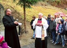 30 października pod szkołą w Żmiącej poświęcono kapliczkę MB Fatimskiej, żeby czuwała nad dziećmi, które tu się uczą. W uroczystości i modlitwie różańcowej wzięli udział najmłodsi i najstarsi mieszkańcy wsi 