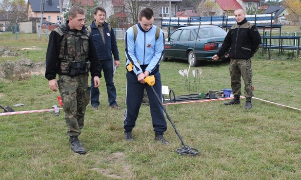 Jedno z zadań na trasie marszu. Poszukiwanie ukrytych w ziemi łusek