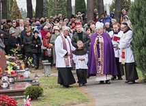 Procesji żałobnej na cmentarzu w Dywitach przewodniczył bp Jacek Jezierski 