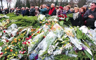  Wiele osób przybyło na cmentarz, by do ostatniej chwili towarzyszyć swemu duszpasterzowi 