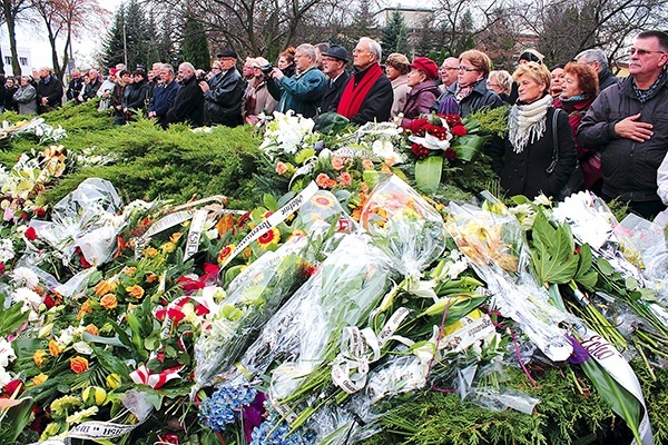  Wiele osób przybyło na cmentarz, by do ostatniej chwili towarzyszyć swemu duszpasterzowi 