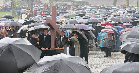 Wierni modlili się w strugach deszczu