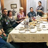 Ewa i Piotr Gliwiccy (przy stole z prawej, w głębi) gościli u siebie harcerzy i rodziców podbeskidzkiego Kręgu Dobroczynności dla ZHR