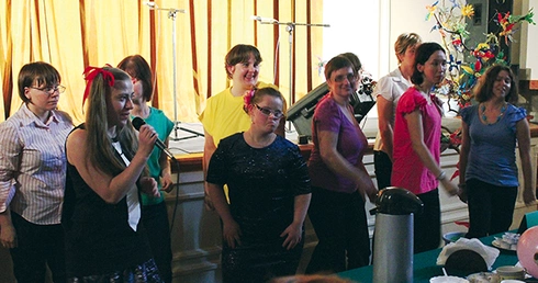 Wokalistka Martyna Pasierbek razem z uczestniczkami zajęć w „Porcie”