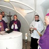 W kryptach bazyliki modlono się za zmarłych biskupów i kapłanów